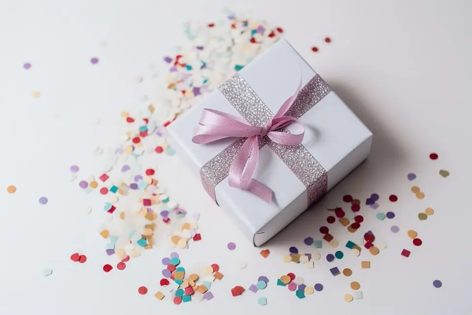 RB-W fold-flat gift box